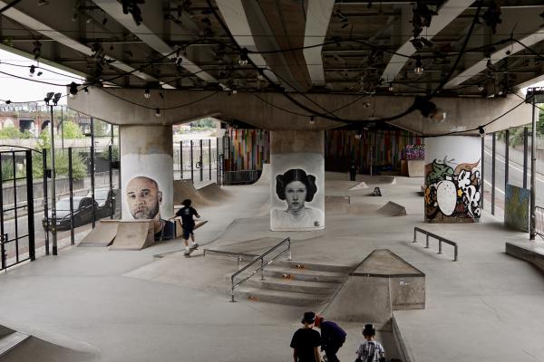 Projekts MCR Skatepark on the gantry overlooking skaters.